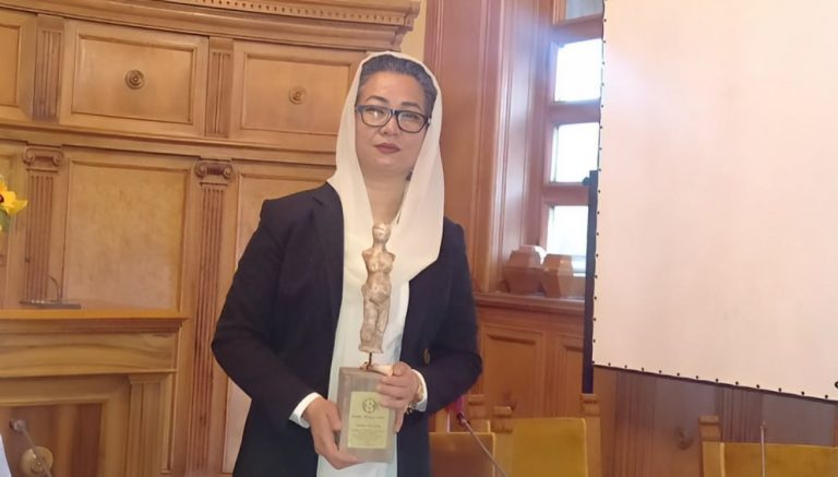 صدیقه مشتاق مسئول بخش روابط خبرگزاری صدای شهروند، تندیس “رنا فانته ایتالیا “برای مبارزه خشونت را دریافت کرد