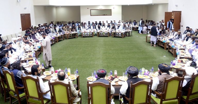 دیدار مولوی عبدالکبیر با علما و سران قبایل