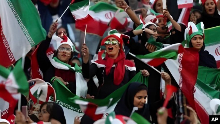 زنان ایرانی اجازه حضور در ورزشگاهها را پیدا کردند
