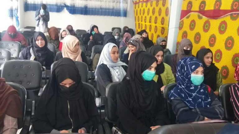 بانک توسعهای آسیایی: زنان افغانستان در پایینترین سطح سواد در جهان قرار دارند