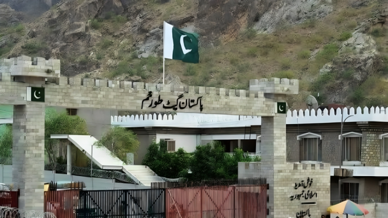 گذرگاه تورخم برای دومین روز پس از درگیری بسته شد