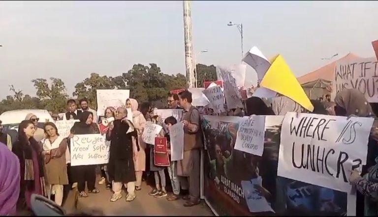 اعتراض پناهجویان افغانستانی در مقابل دفتر آژانس پناهندگان در اسلامآباد
