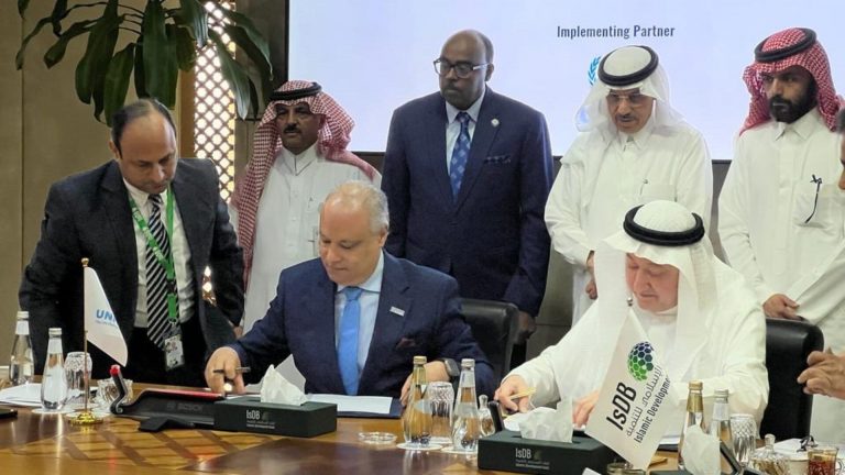 امضای توافقنامه میان یواناسآر و بانک انکشاف اسلامی برای کمک به افغانستان