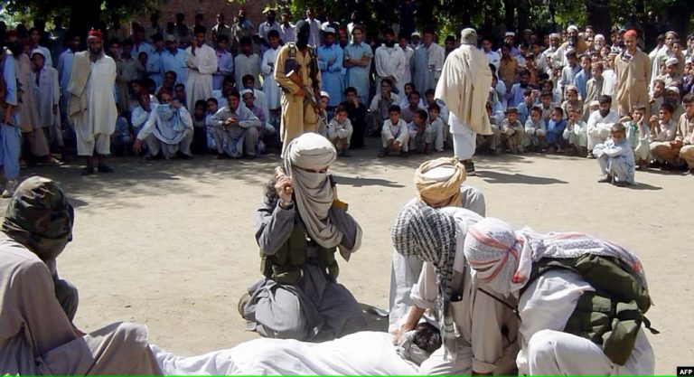 گروه طالبان ۱۰ تن را در محضر عام مجازات نمود